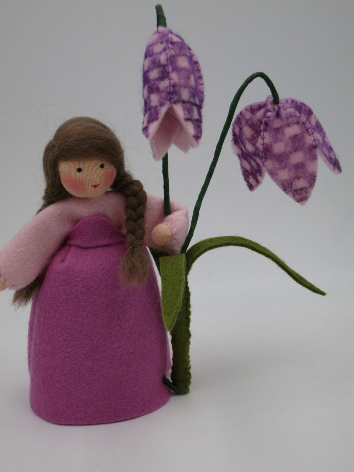 Frontale Nahaufnahme der Schachbrettblume mit Karomuster-Blüten und Wollfilzfigur.