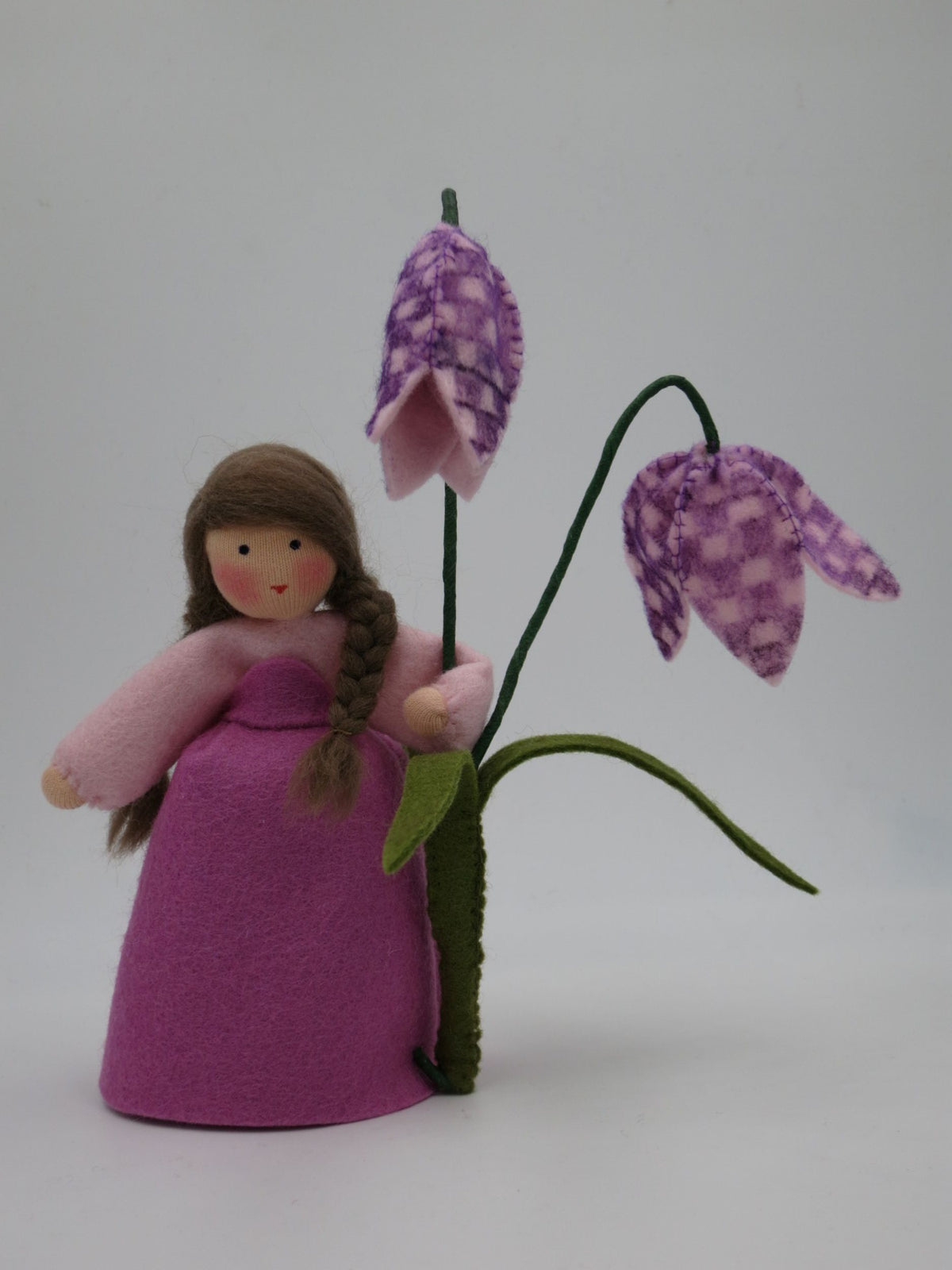 Schachbrettblume-Blumenkind aus Wollfilz für den Waldorf Jahreszeitentisch mit zwei Karomuster-Blüten.
