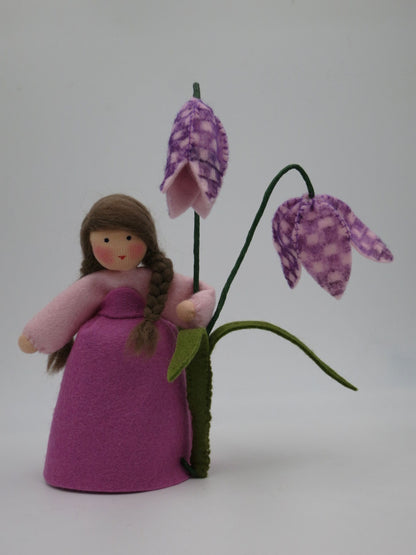 Schachbrettblume-Blumenkind aus Wollfilz für den Waldorf Jahreszeitentisch mit zwei Karomuster-Blüten.