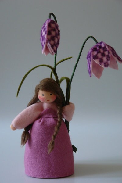 Porträt der Schachbrettblumen-Figur, Wollfilz für den Waldorf Jahreszeitentisch.