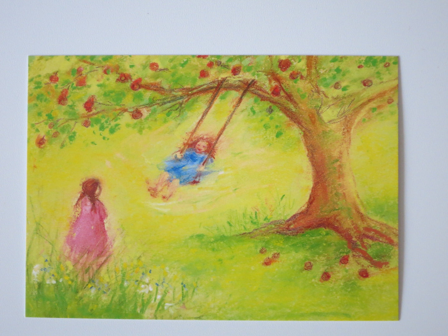 Postkarte Schaukeln Marjan van Zeyl, Nahaufnahme der gedruckten Karte mit Apfelbaum und Schaukel
