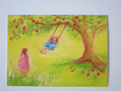 Postkarte Schaukeln Marjan van Zeyl, Nahaufnahme der gedruckten Karte mit Apfelbaum und Schaukel