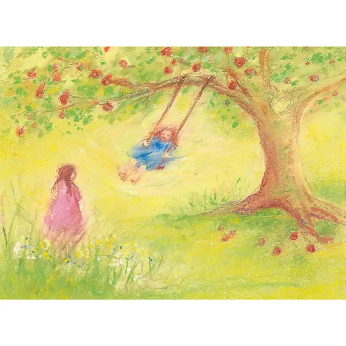 Waldorf Postkarte Schaukeln von Marjan van Zeyl – Kind schaukelt unter Apfelbaum, zweites Kind wartet im Gras