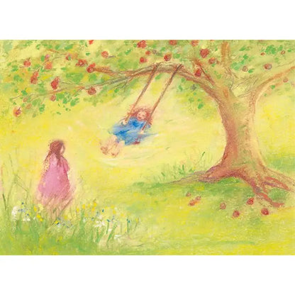 Waldorf Postkarte Schaukeln von Marjan van Zeyl – Kind schaukelt unter Apfelbaum, zweites Kind wartet im Gras