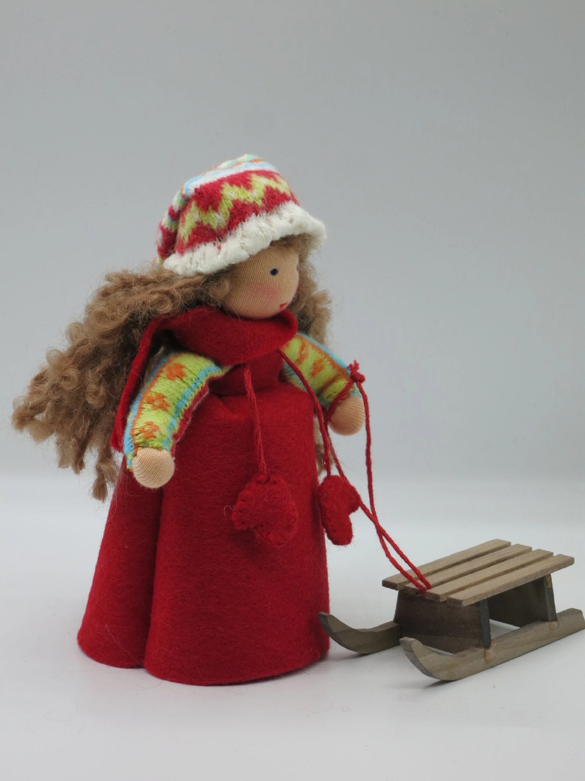 Schlittenmädchen Blumenkind Seitenansicht mit Holzschlitten, Art. WI18