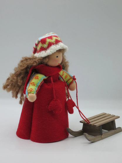 Schlittenmädchen Blumenkind Seitenansicht mit Holzschlitten, Art. WI18