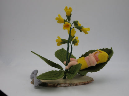 Schlüsselblumen Baby von hinten mit gelber Schlüsselblüte und grünen Filzblättern