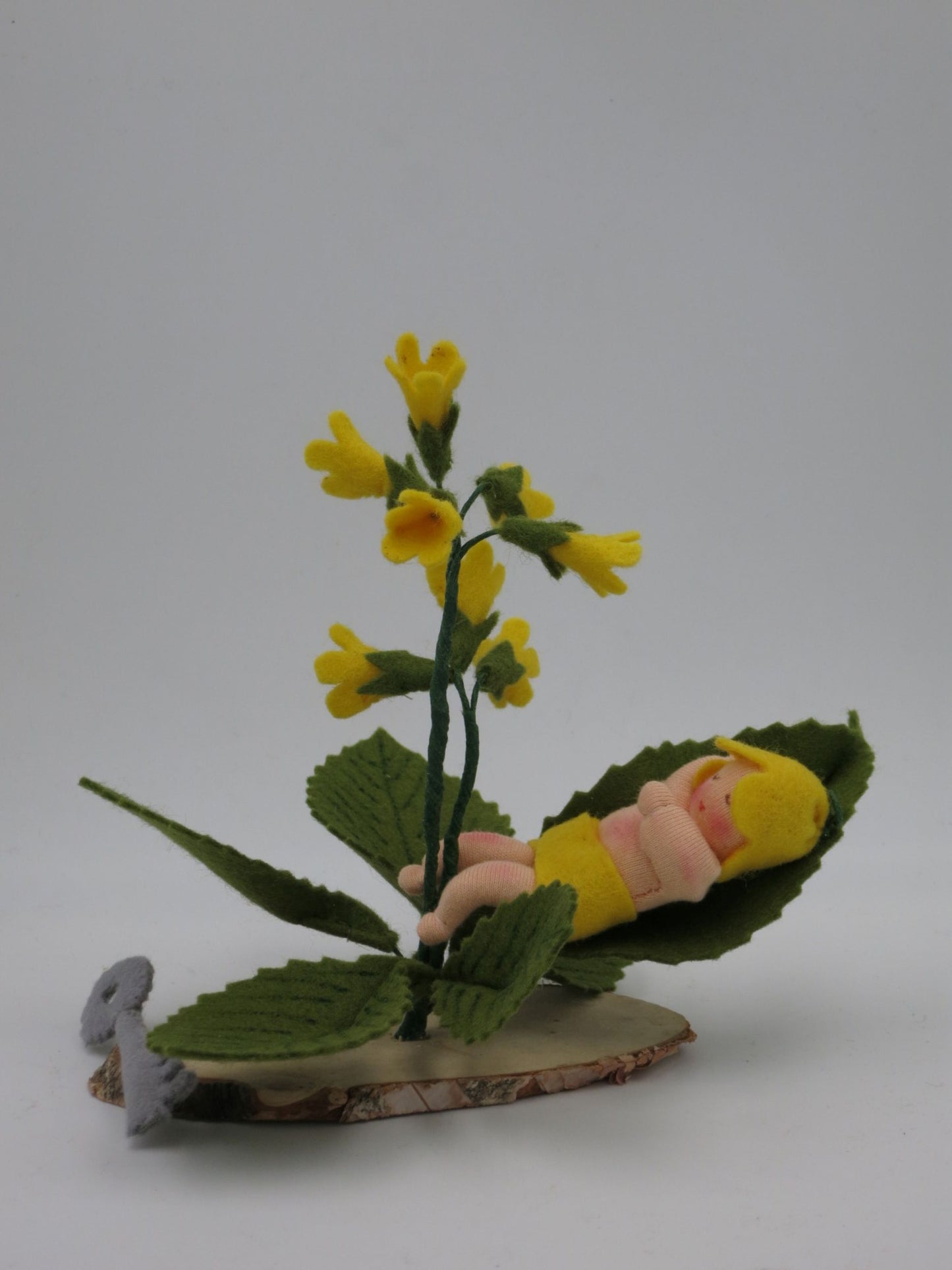 Detailansicht der gelben Schlüsselblumenblüten aus Filz am Blumenkind