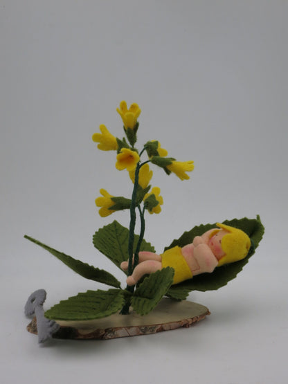 Detailansicht der gelben Schlüsselblumenblüten aus Filz am Blumenkind