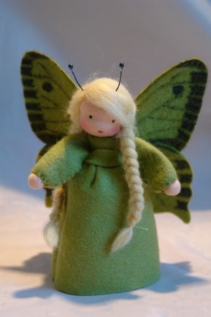 Schmetterling Blumenkind aus Wollfilz für den Waldorf Jahreszeitentisch, grüne Flügel mit Fühlern und blondem Zopf