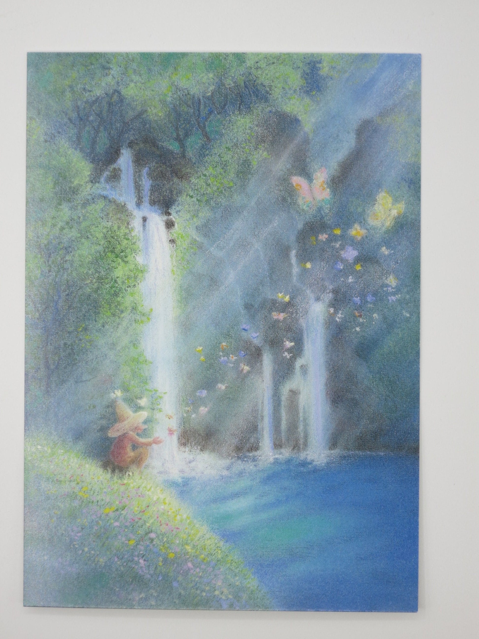 Waldorf Postkarte Schmetterlinge von Monika Speck – Wichtel am Wasserfall mit Schmetterlingsschwarm