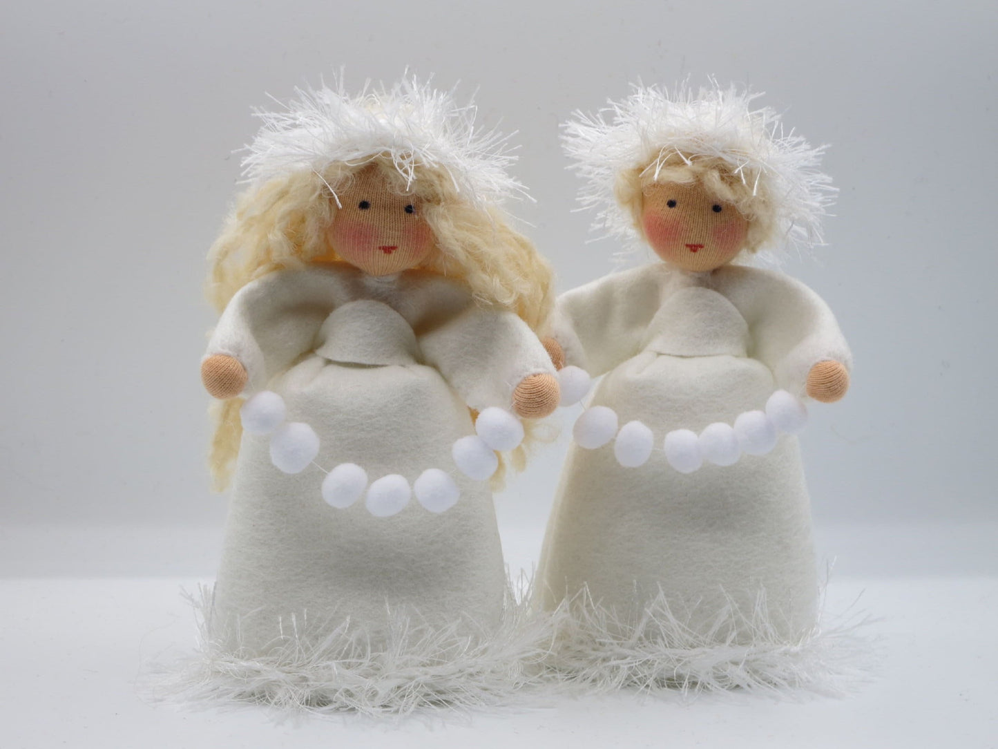 Schneebällchen Blumenkinder mit Schneeball-Kette und krausem Raureif-Haar, Waldorf Jahreszeitentisch Art. WI35