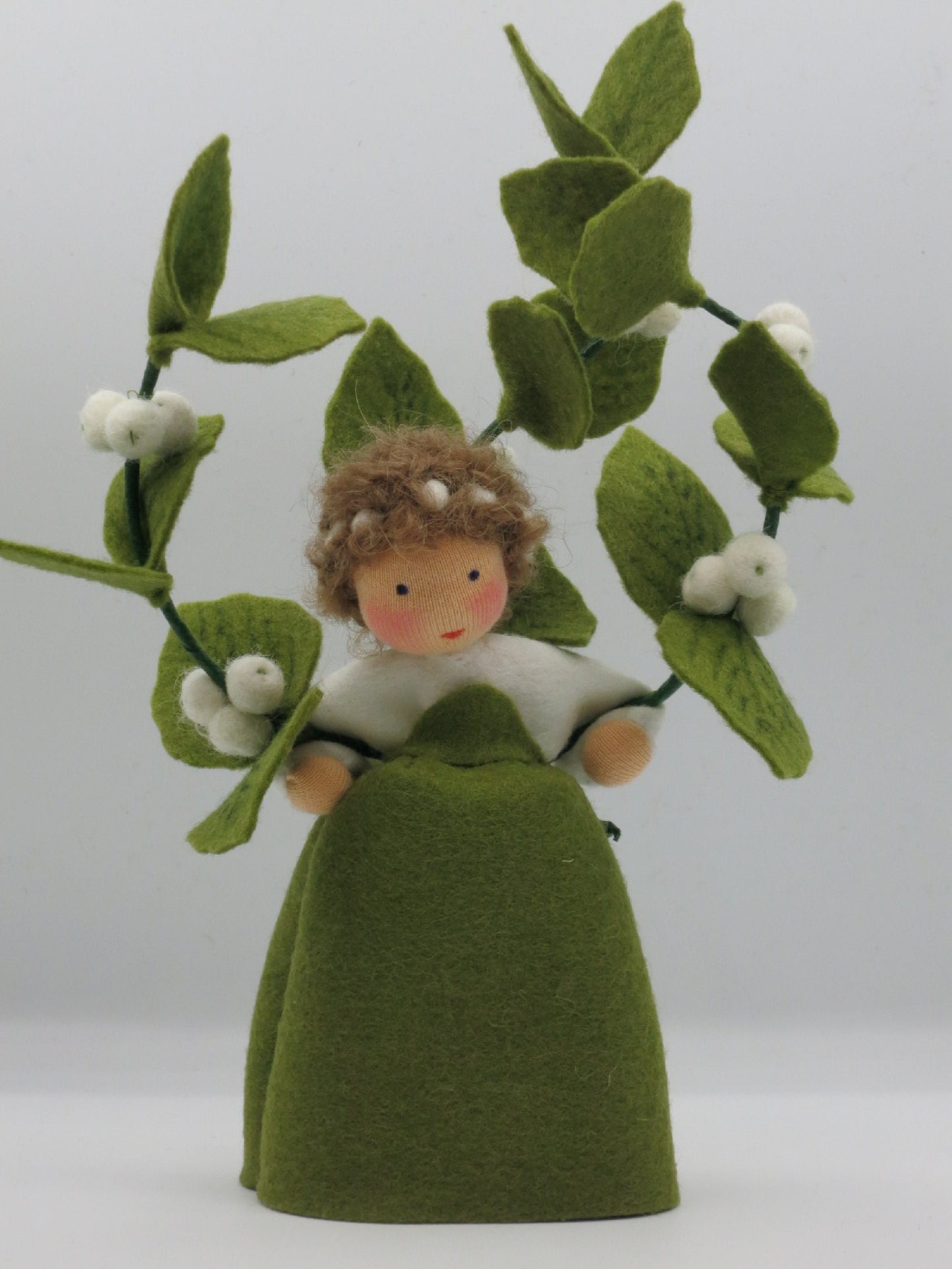 Frontalansicht der vollständigen Schneebeere Art. HE57 mit Beerenkranz, Waldorf-Jahreszeitentisch Herbst.