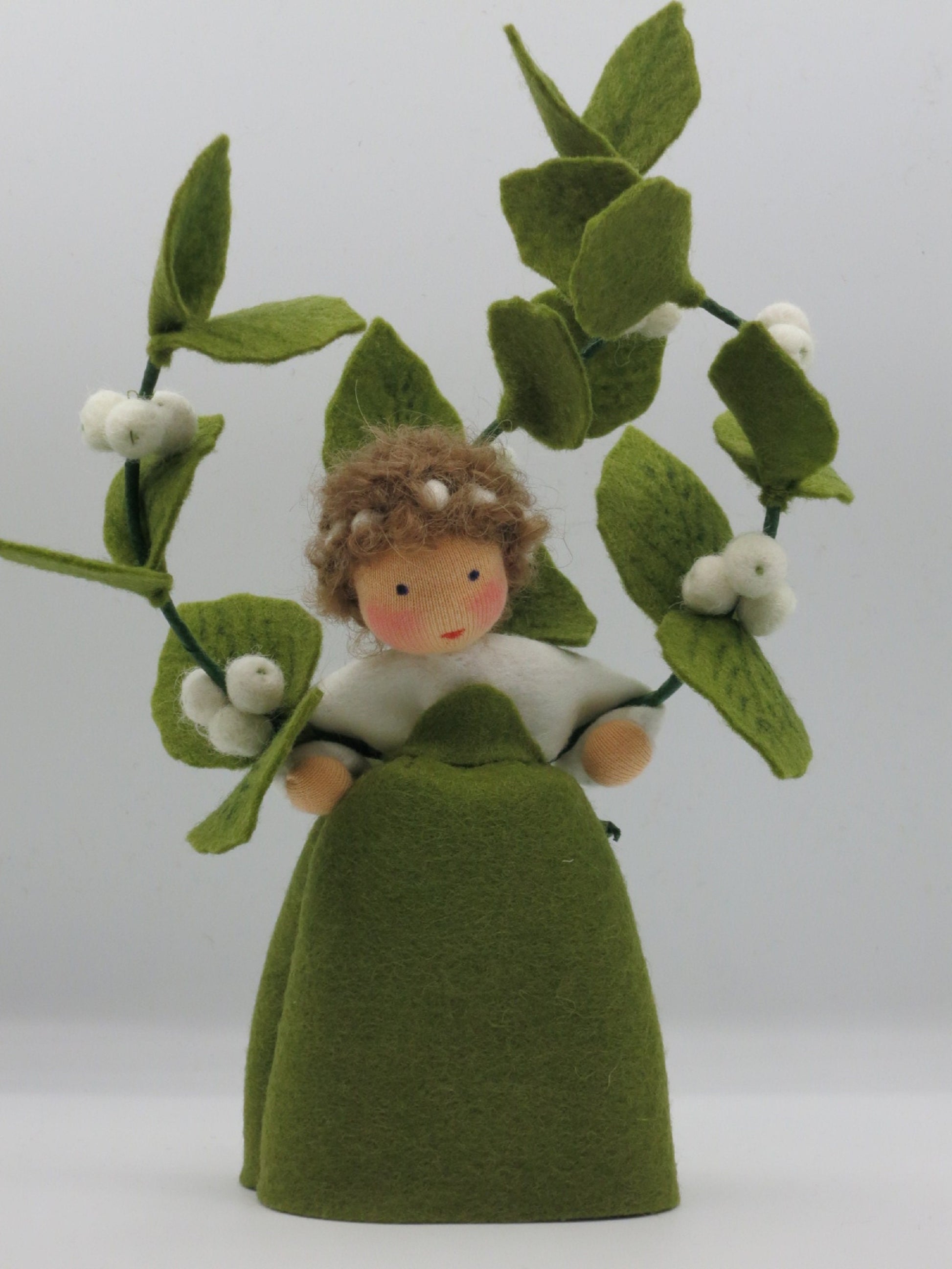 Frontalansicht der vollständigen Schneebeere Art. HE57 mit Beerenkranz, Waldorf-Jahreszeitentisch Herbst.