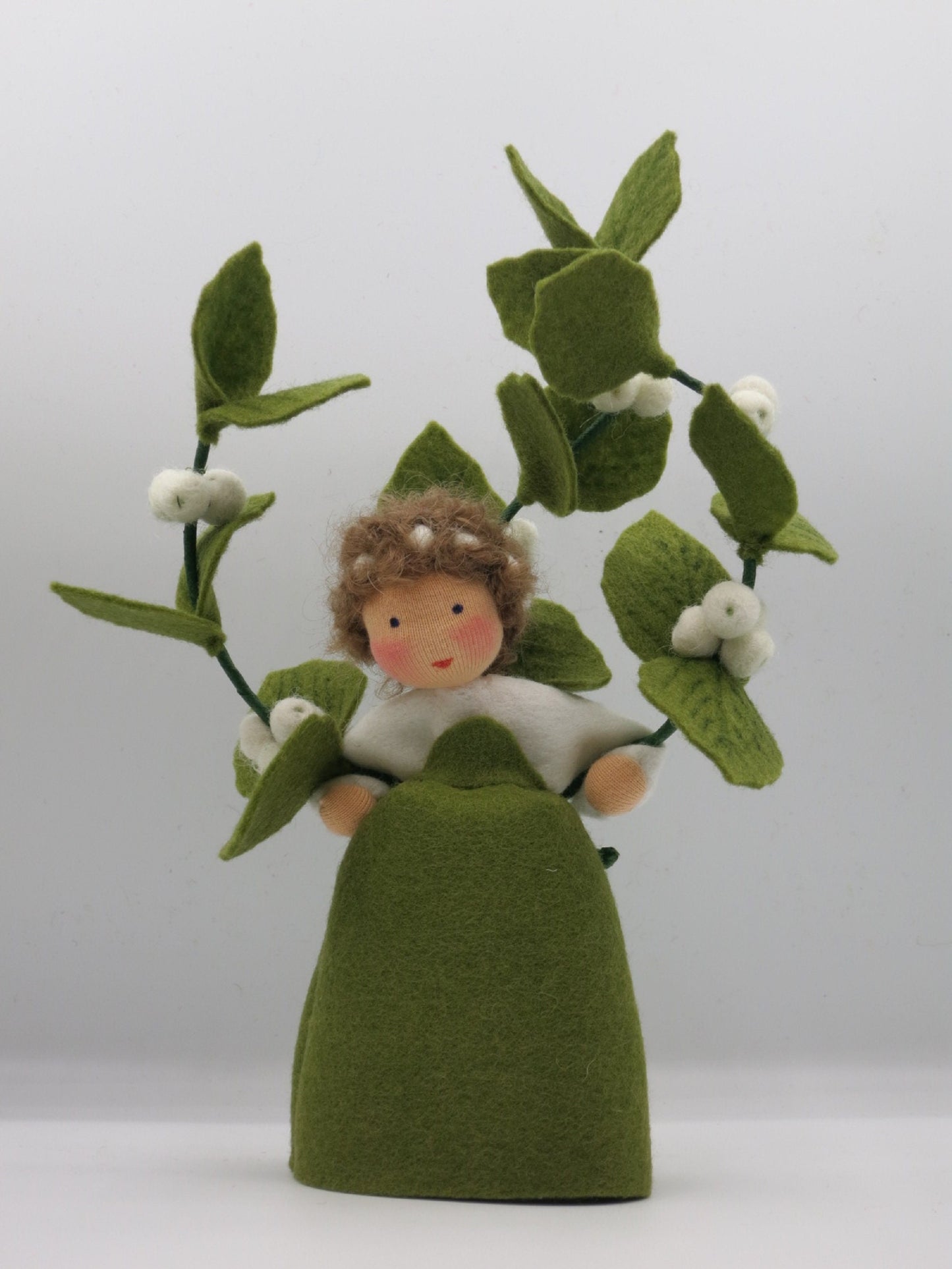 Schneebeere Art. HE57, handgefertigtes Blumenkind aus Wollfilz mit weißen Filzbeeren für den Waldorf-Jahreszeitentisch.