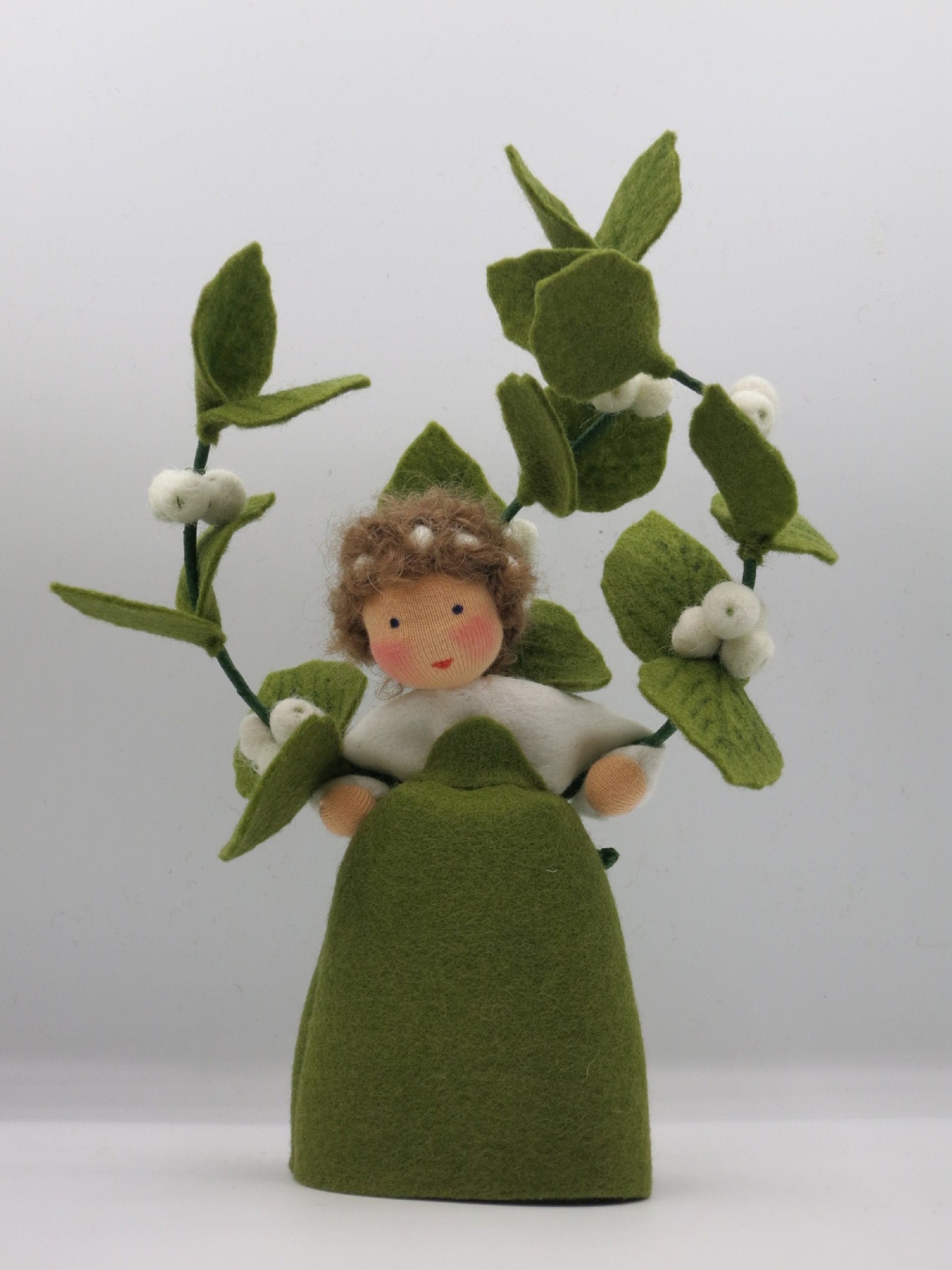 Schneebeere Art. HE57, handgefertigtes Blumenkind aus Wollfilz mit weißen Filzbeeren für den Waldorf-Jahreszeitentisch.