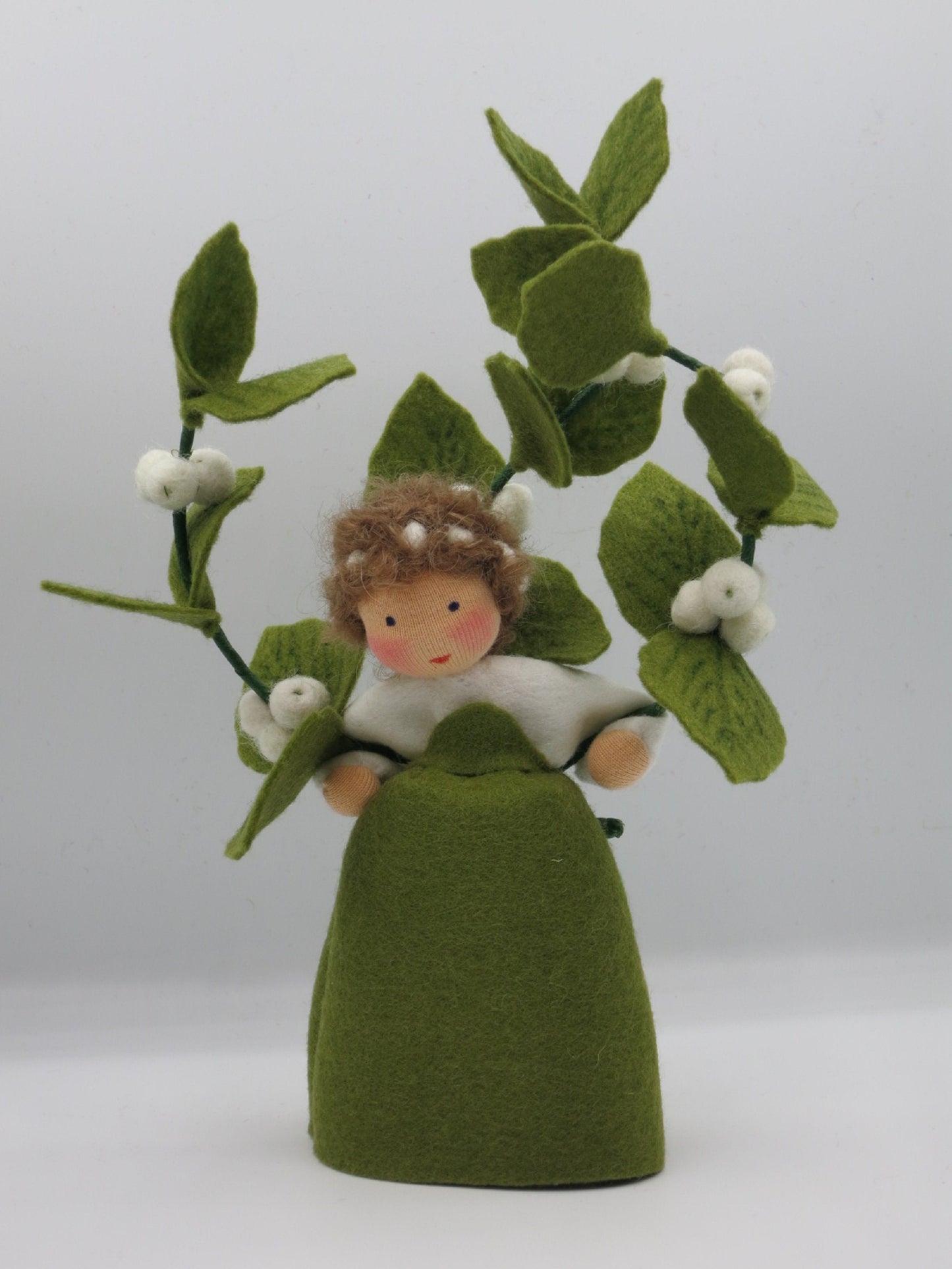Rückansicht der Schneebeere Art. HE57 mit nach oben ragendem Zweig, Waldorf-Blumenkind für den Jahreszeitentisch.