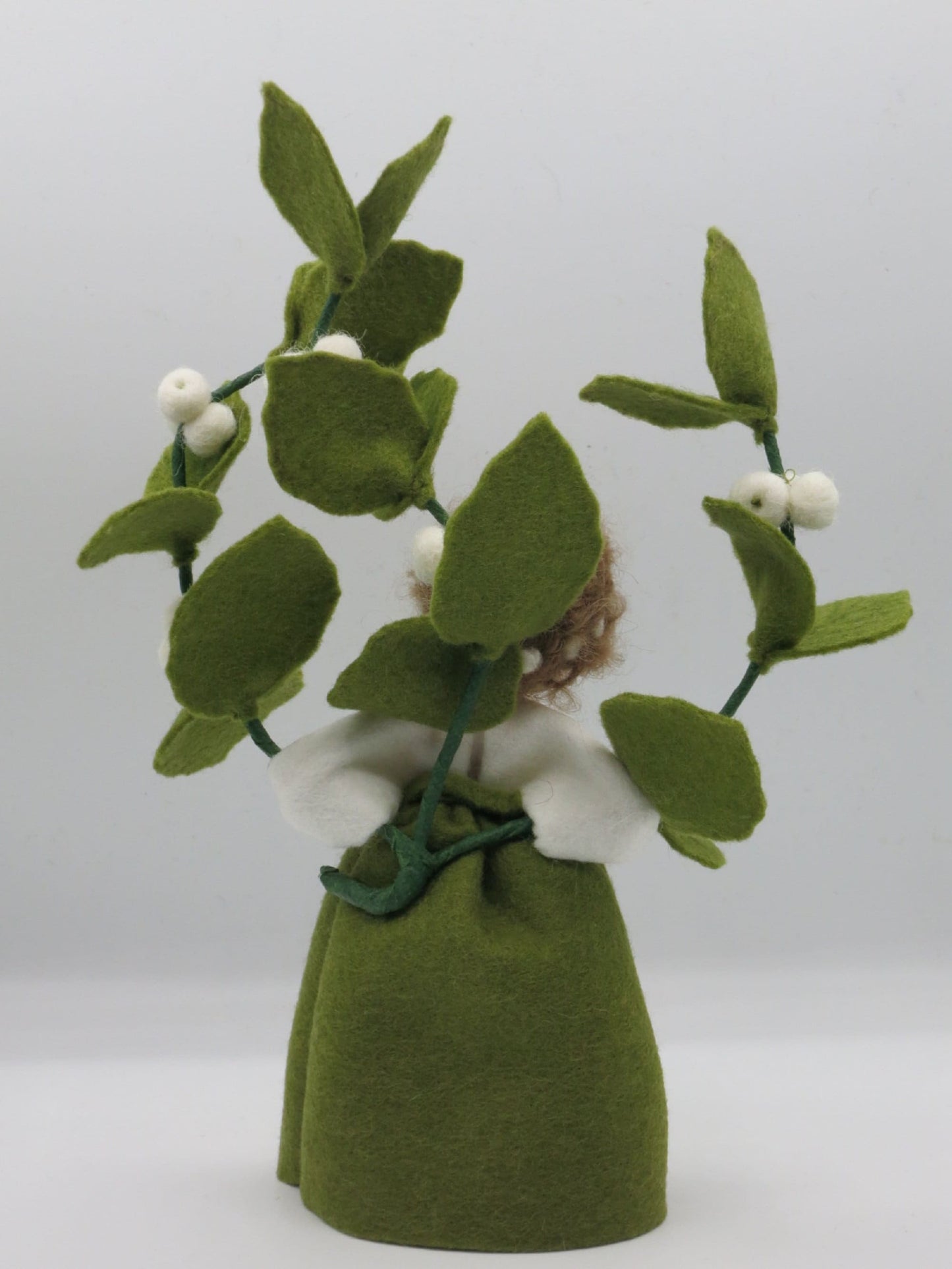Rückansicht der Schneebeere Art. HE57 mit grünem Kleid und Beerenzweig, Waldorf-Jahreszeitentisch Herbst.