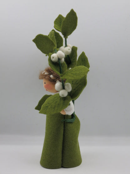 Seitenansicht der Schneebeere Art. HE57 mit hochgehaltenem Zweig aus weißen Filzbeeren, Waldorf-Blumenkind Herbst.