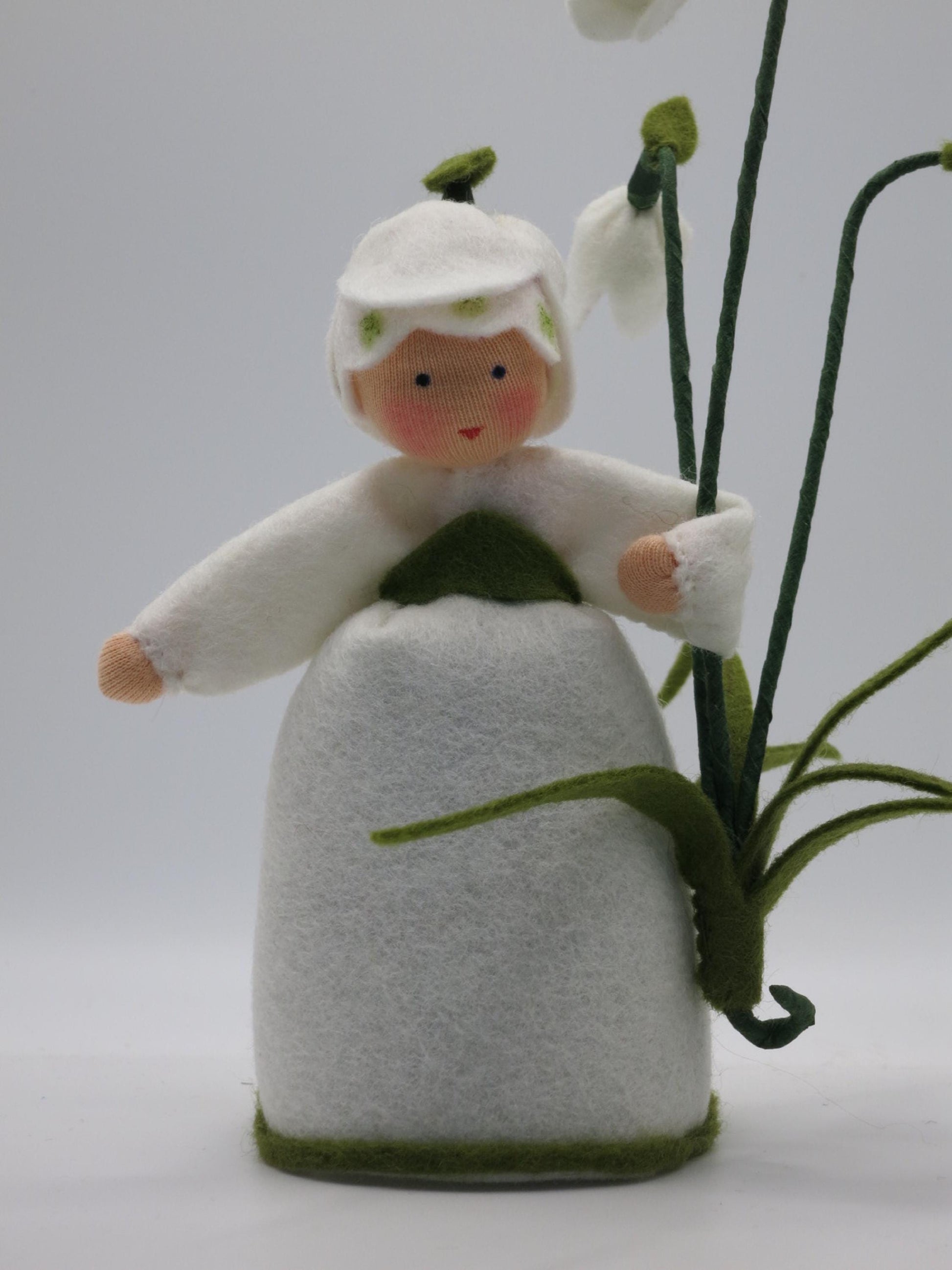 Schneeglöckchen Blumenkind mit Blütenstrauß, Waldorf Jahreszeitentisch Winter Art. WI45