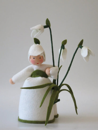 Schneeglöckchen Blumenkind Frontalansicht mit grün getupfter Haube, Art. WI45