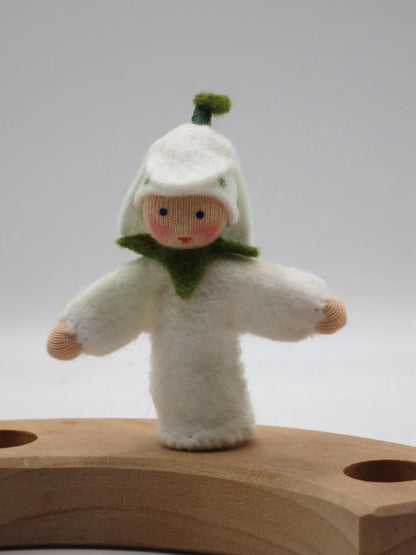 Schneeglöckchen Geburtstagsring-Stecker aus Wollfilz für den Waldorf Jahreszeitentisch, weiße Blütenhaube mit grünen Tüpfeln