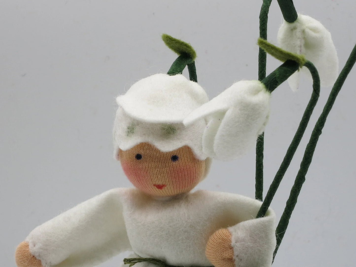 Schneeglöckchen-Junge Blumenkind mit grüner Hose und weißem Gewand, Frontalansicht – Jahreszeitentisch, Art. WI22