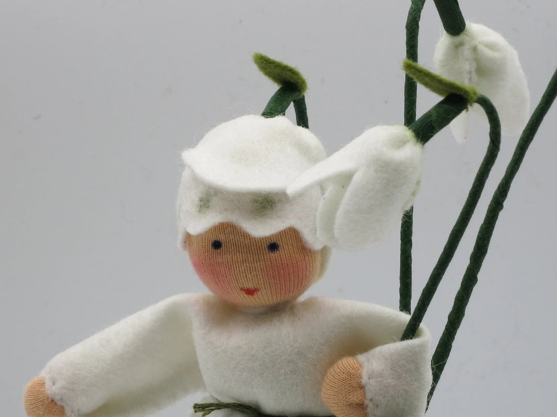 Schneeglöckchen-Junge Blumenkind mit grüner Hose und weißem Gewand, Frontalansicht – Jahreszeitentisch, Art. WI22