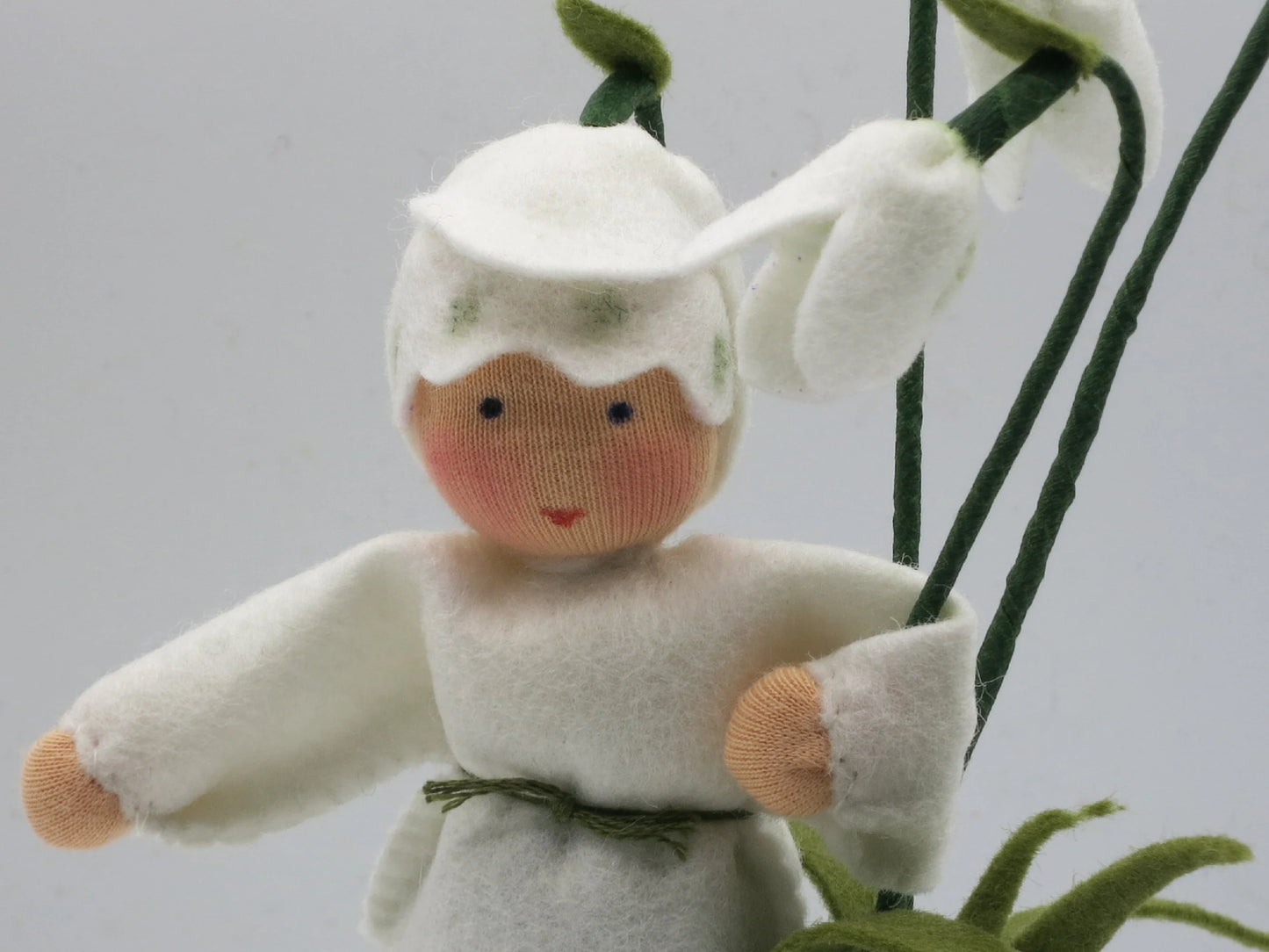 Schneeglöckchen-Junge Blumenkind, Porträt mit weißer Blütenhaube – Jahreszeitentisch, Art. WI22
