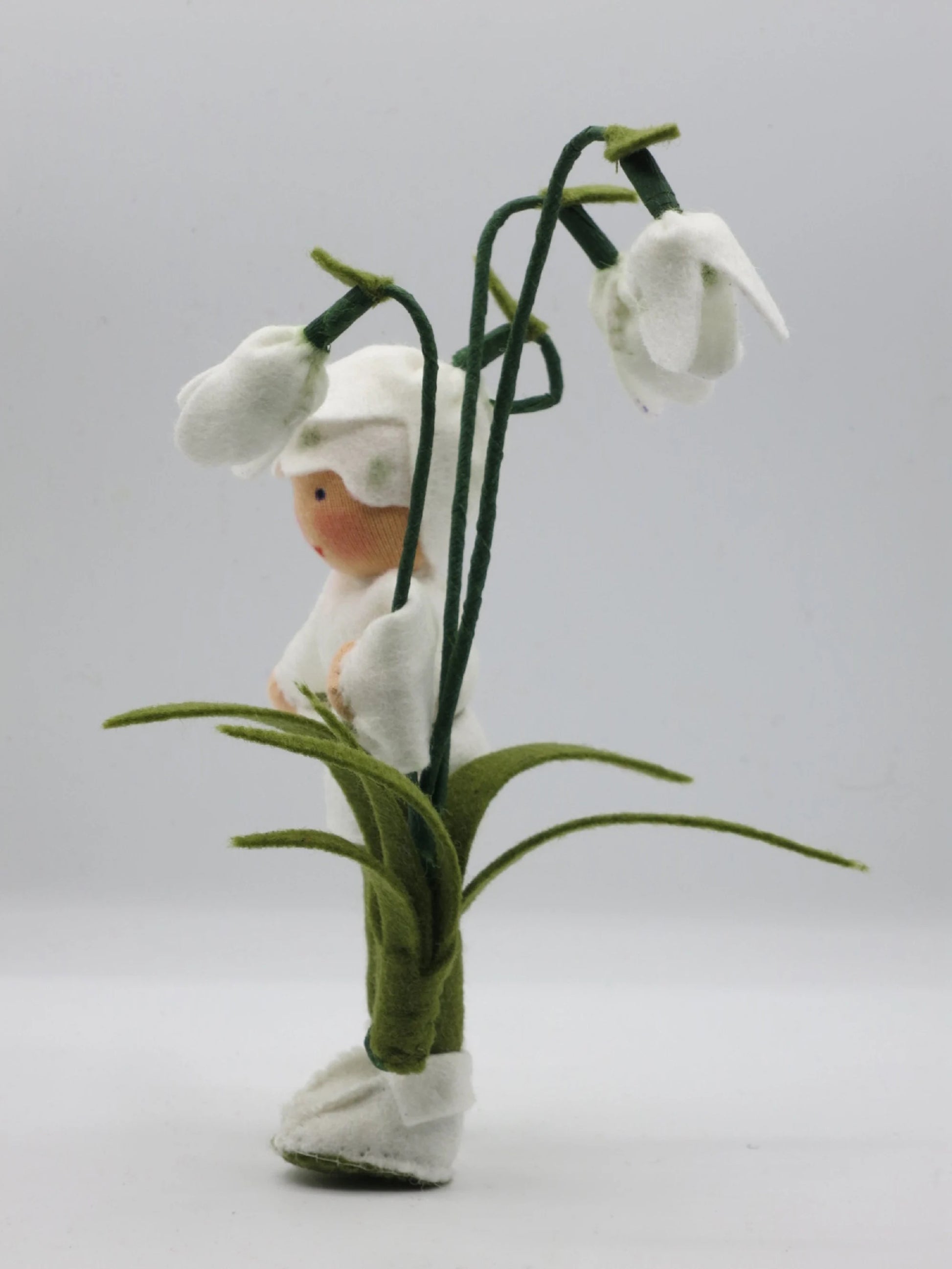 Schneeglöckchen-Junge Blumenkind, Seitenansicht mit Blütenstrauß – Waldorf Jahreszeitentisch, Art. WI22