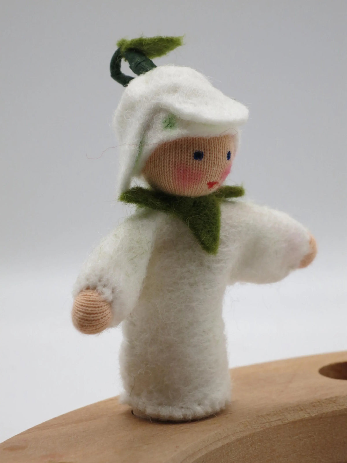 Schneeglöckchen-Stecker seitlich mit grüner Blütenspitze und weißer Filzhaube