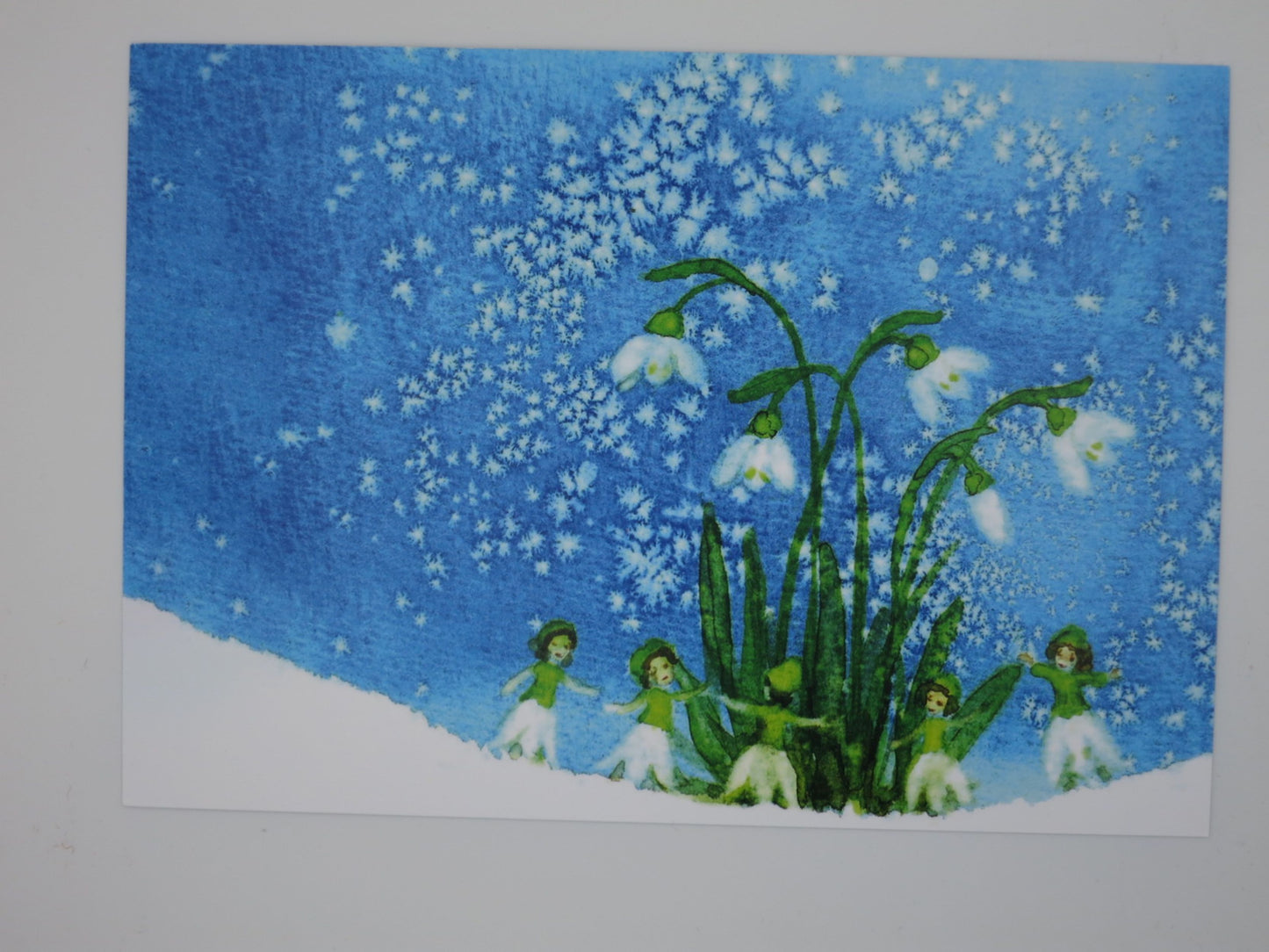 Postkarte Schneegloeckchen und Elfen von Anna Hunold, Elfenkinder tanzen um Schneegloeckchenbluete