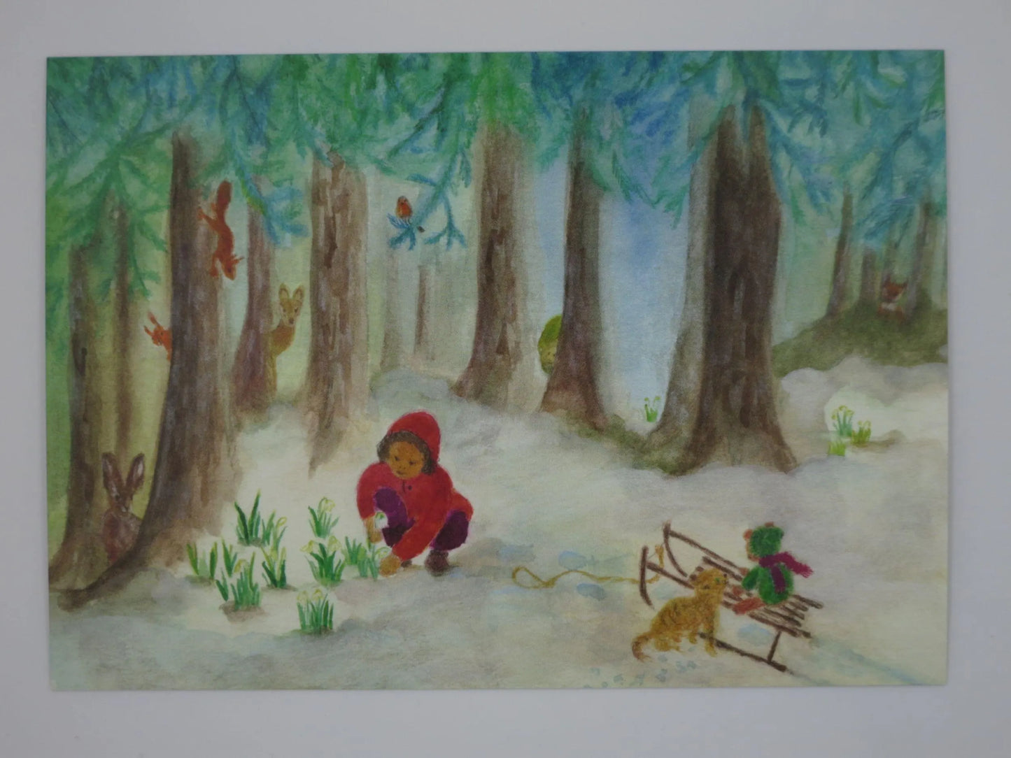 Waldorf Postkarte Schneeglöckchenzauber von Anke Christel-Weidemann – Kind mit Waldtieren bei Schneeglöckchen, PKWI241