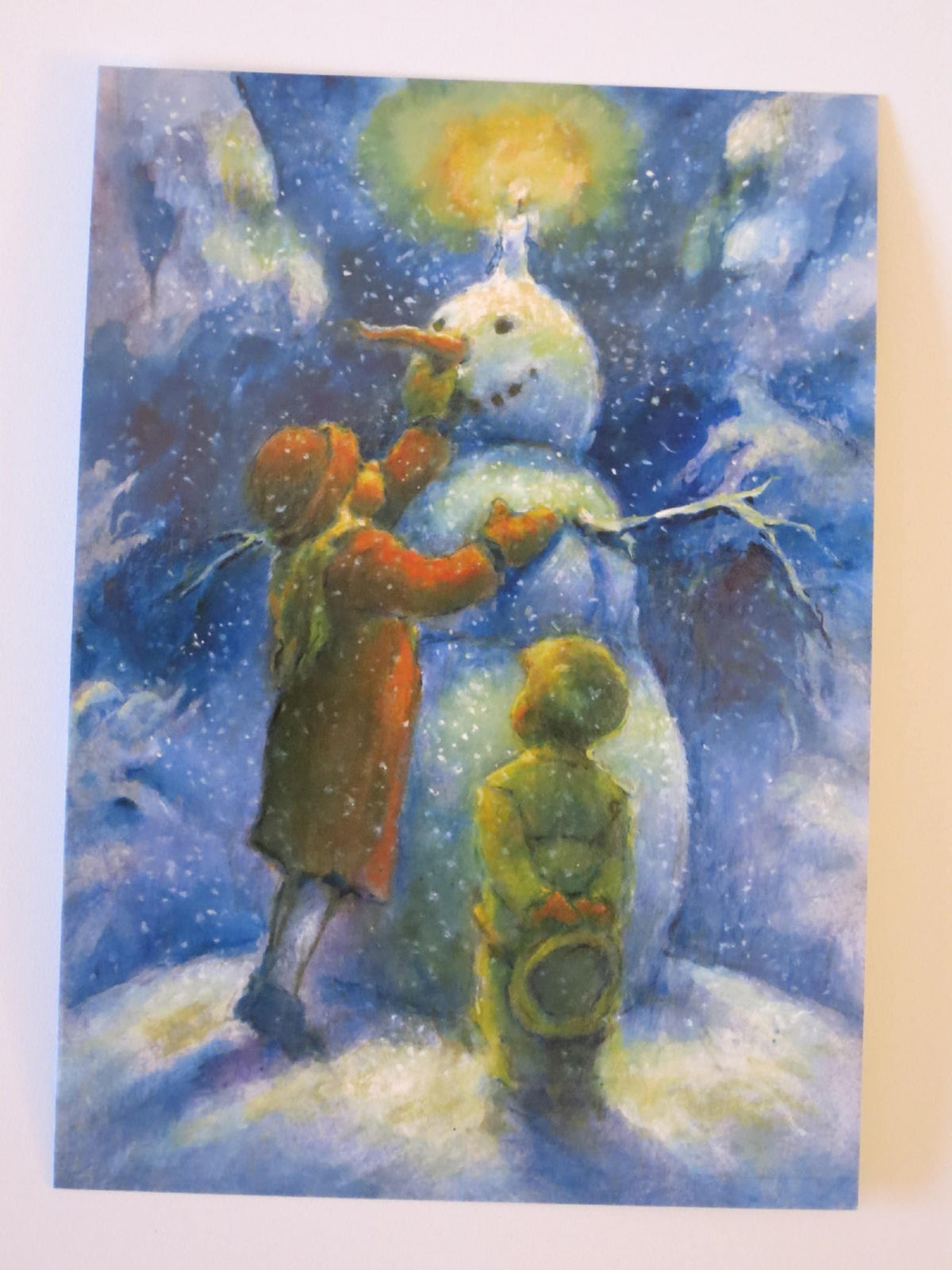 Kunstpostkarte Schneemann – Kinder bauen leuchtenden Schneemann bei Nacht, PKWI189