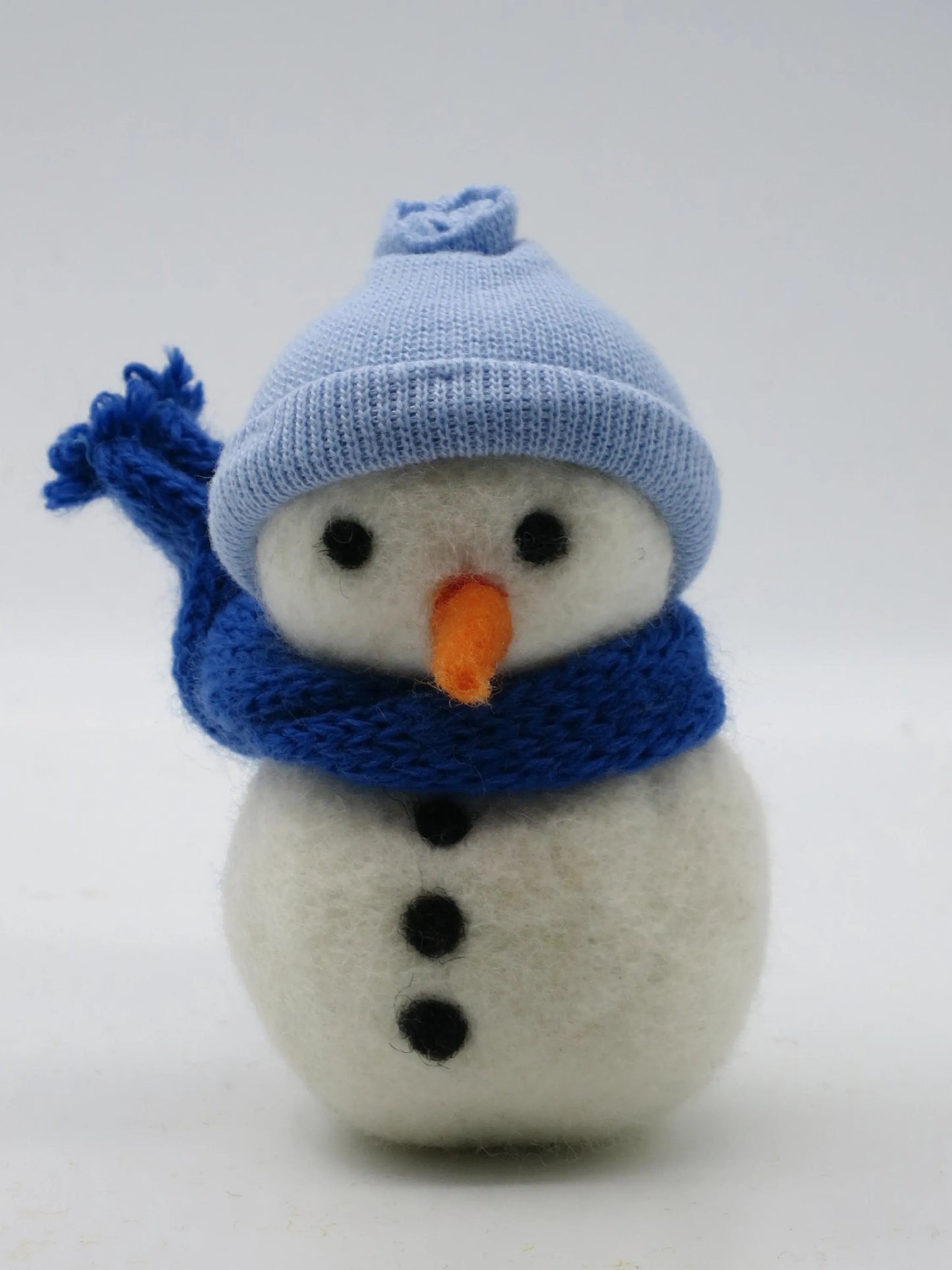 Nassgefilzter Schneemann in Blau mit Knopfaugen und Karottennase frontal – Waldorf-Blumenkind für den Jahreszeitentisch, Art. WI4