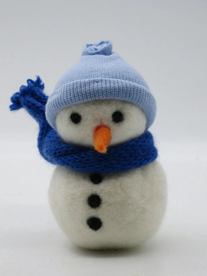Nassgefilzter Schneemann in Blau mit Knopfaugen und Karottennase frontal – Waldorf-Blumenkind für den Jahreszeitentisch, Art. WI4