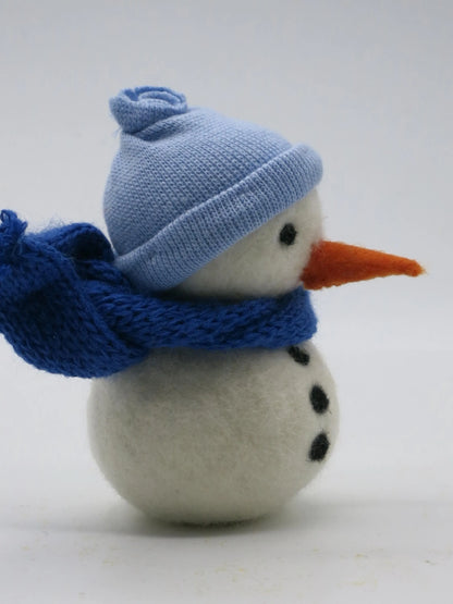 Nassgefilzter Schneemann in Blau mit gestricktem Schal, Seitenansicht – Waldorf-Blumenkind für den Jahreszeitentisch, Art. WI4