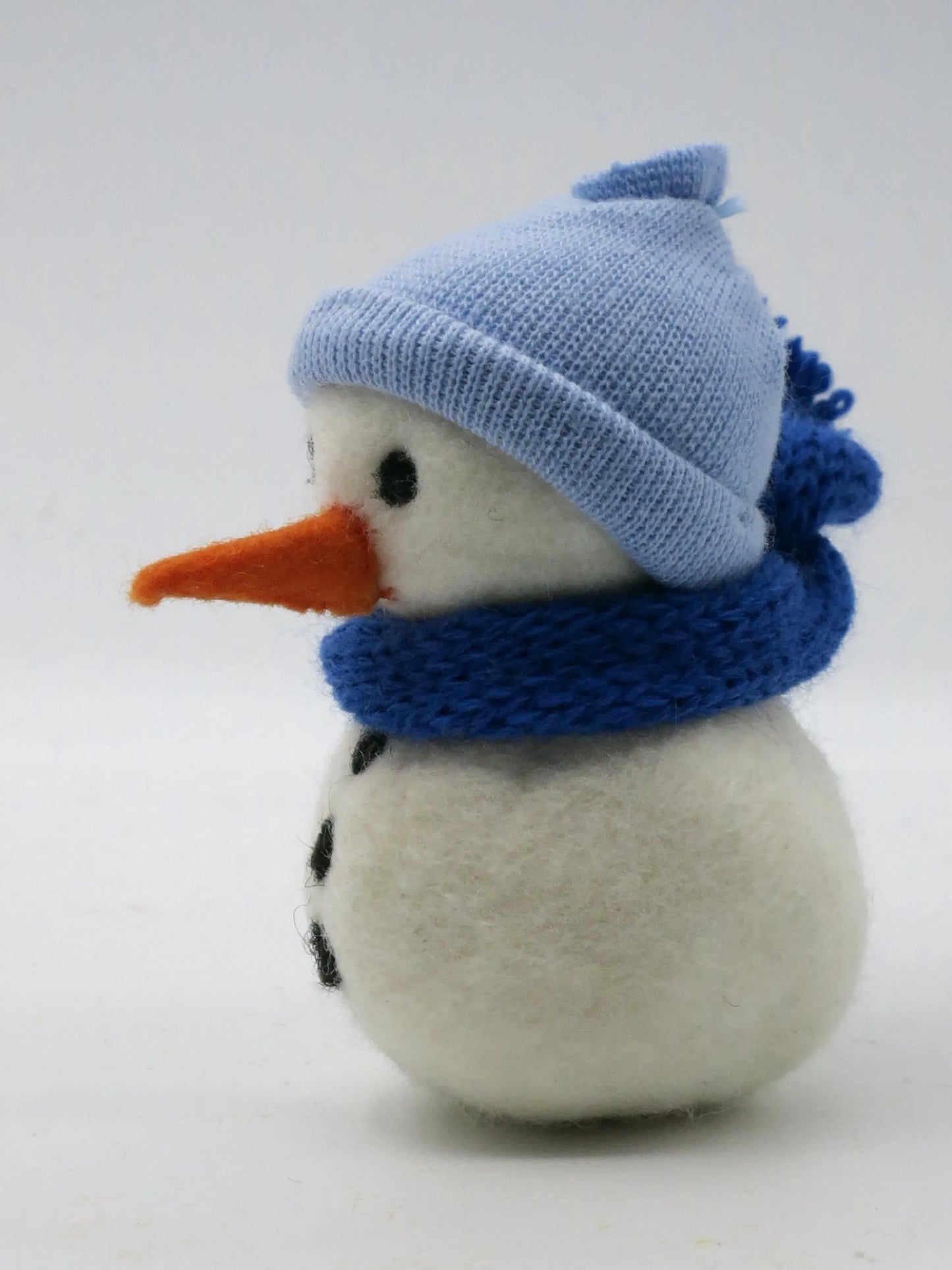 Nassgefilzter Schneemann in Blau mit Karottennase im Profil – Waldorf-Blumenkind für den Jahreszeitentisch, Art. WI4