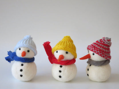 Nassgefilzte Schneemänner in Blau, Rot und Gelb mit gestrickter Mütze und Schal – Waldorf-Blumenkind für den Jahreszeitentisch, Art. WI4