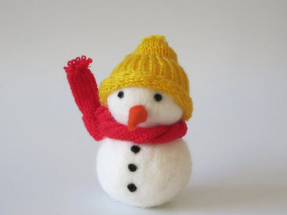 Nassgefilzter Schneemann mit gelber gestrickter Mütze und rotem Schal – Waldorf-Blumenkind für den Jahreszeitentisch, Art. WI4