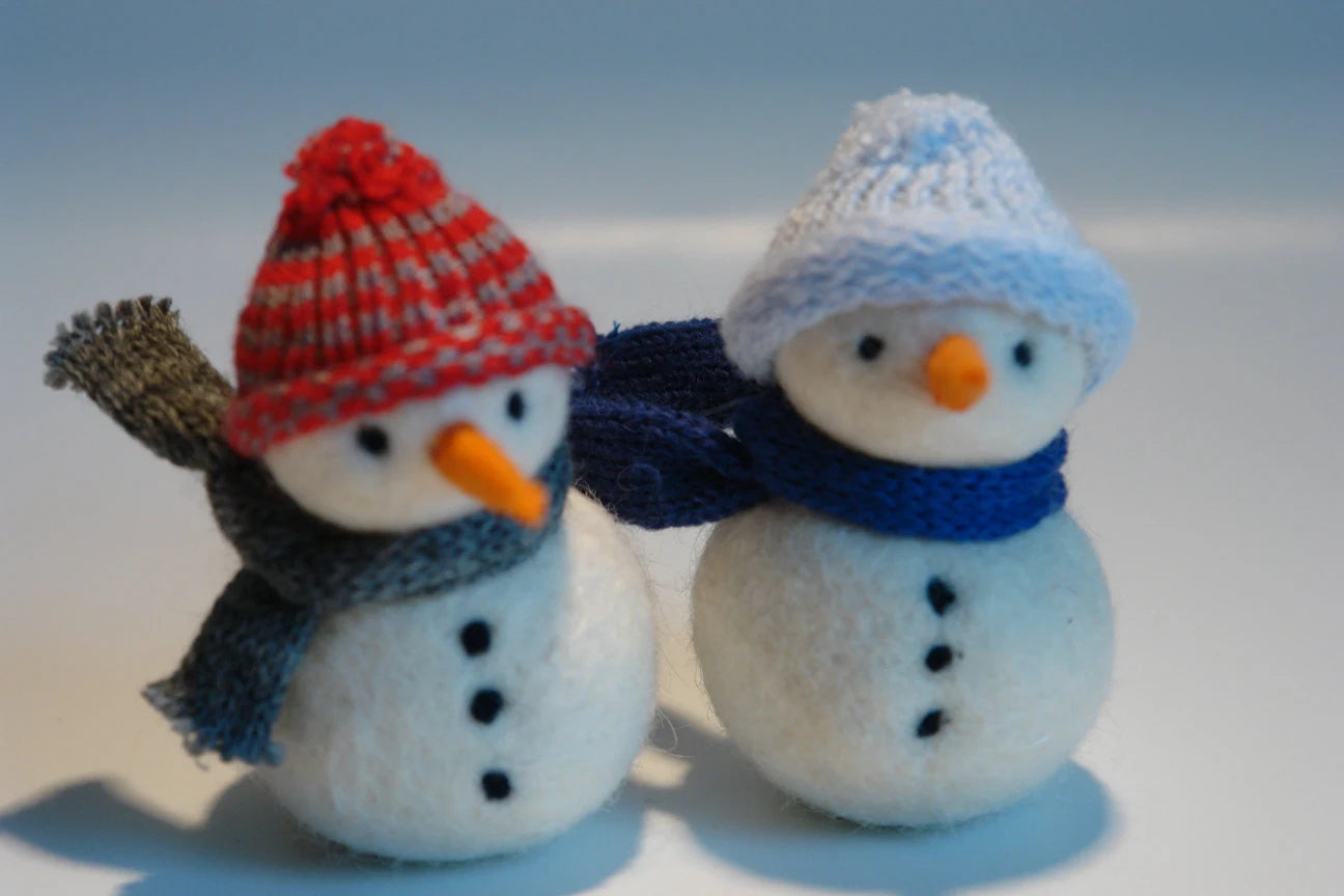 Zwei nassgefilzte Schneemänner mit roter und blauer gestrickter Mütze – Waldorf-Blumenkind Schneemann für den Jahreszeitentisch, Art. WI4