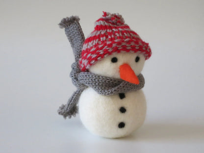 Nassgefilzter Schneemann mit rot-grau gestrickter Mütze und grauem Schal – Waldorf-Blumenkind für den Jahreszeitentisch, Art. WI4