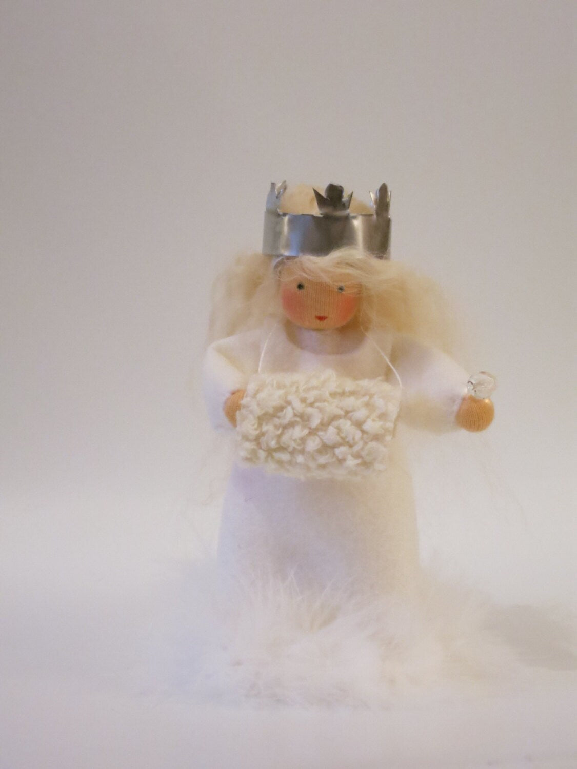 Schneeprinzessin Blumenkind mit silberner Metallkrone und Wolltuch, Waldorf Jahreszeitentisch Art. WI21