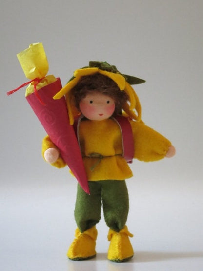 Schuljunge Waldorf-Blumenkind mit gelb-grüner Sonnenblumen-Kapuze und roter Schultüte zur Einschulung