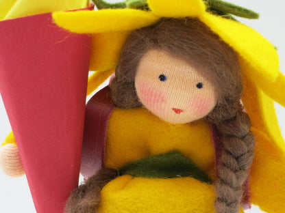 Detailansicht des Schulkindes mit Sonnenblumen-Blattkranz und Schultüte