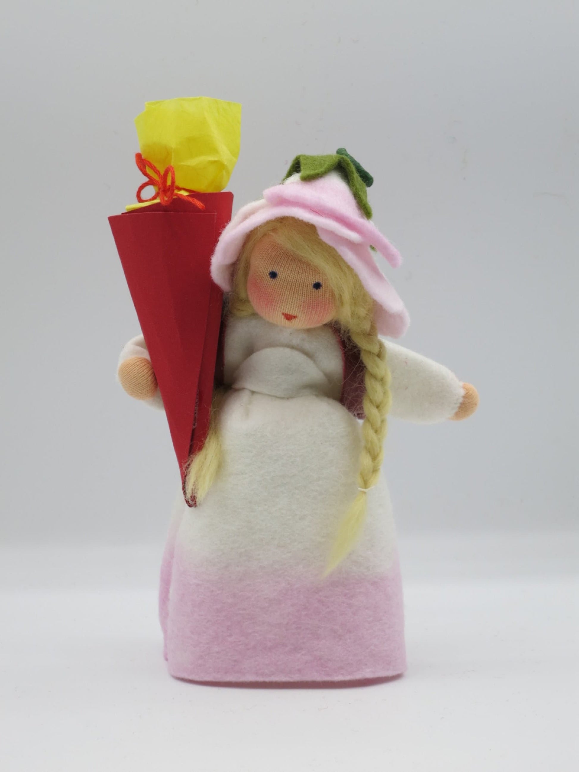 Schulmädchen-Blumenkind aus Wollfilz mit rosa Rosenblütenhut und roter Schultüte, Waldorf-Figur zur Einschulung.