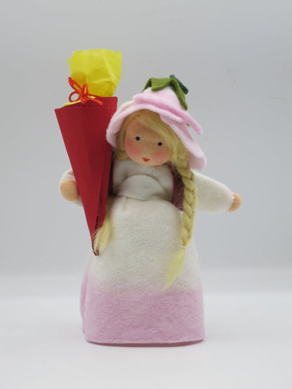 Schulmädchen-Blumenkind aus Wollfilz mit rosa Rosenblütenhut und roter Schultüte, Waldorf-Figur zur Einschulung.