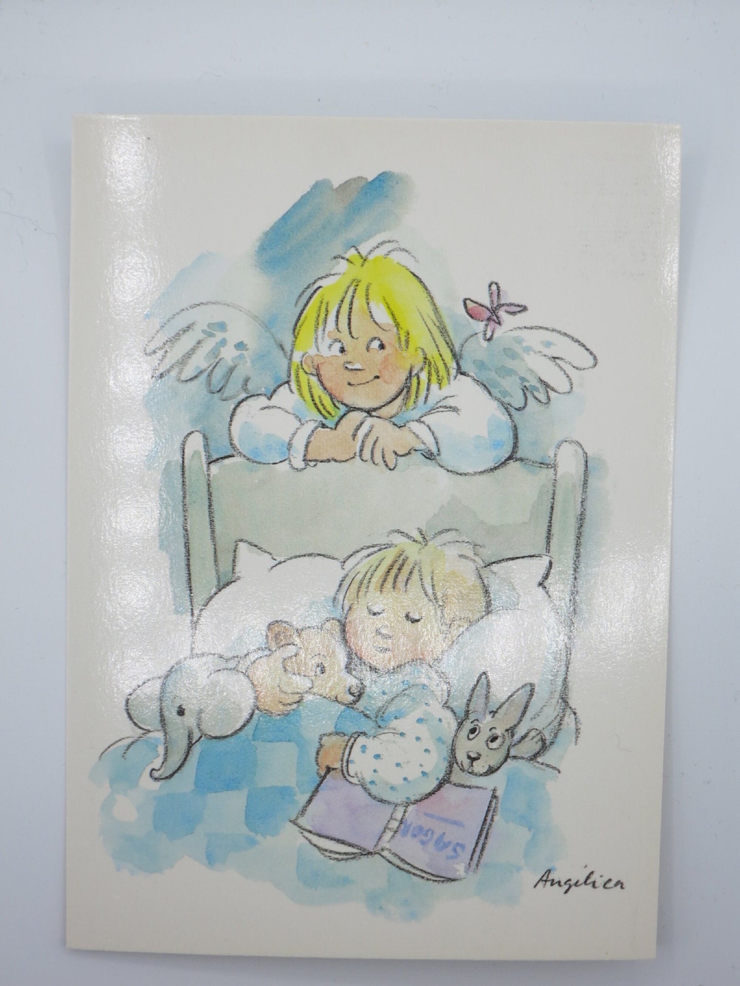 Waldorf Postkarte Schutzengel von Angelica Serrano-Punell mit Engel und schlafendem Kind mit Kuscheltieren