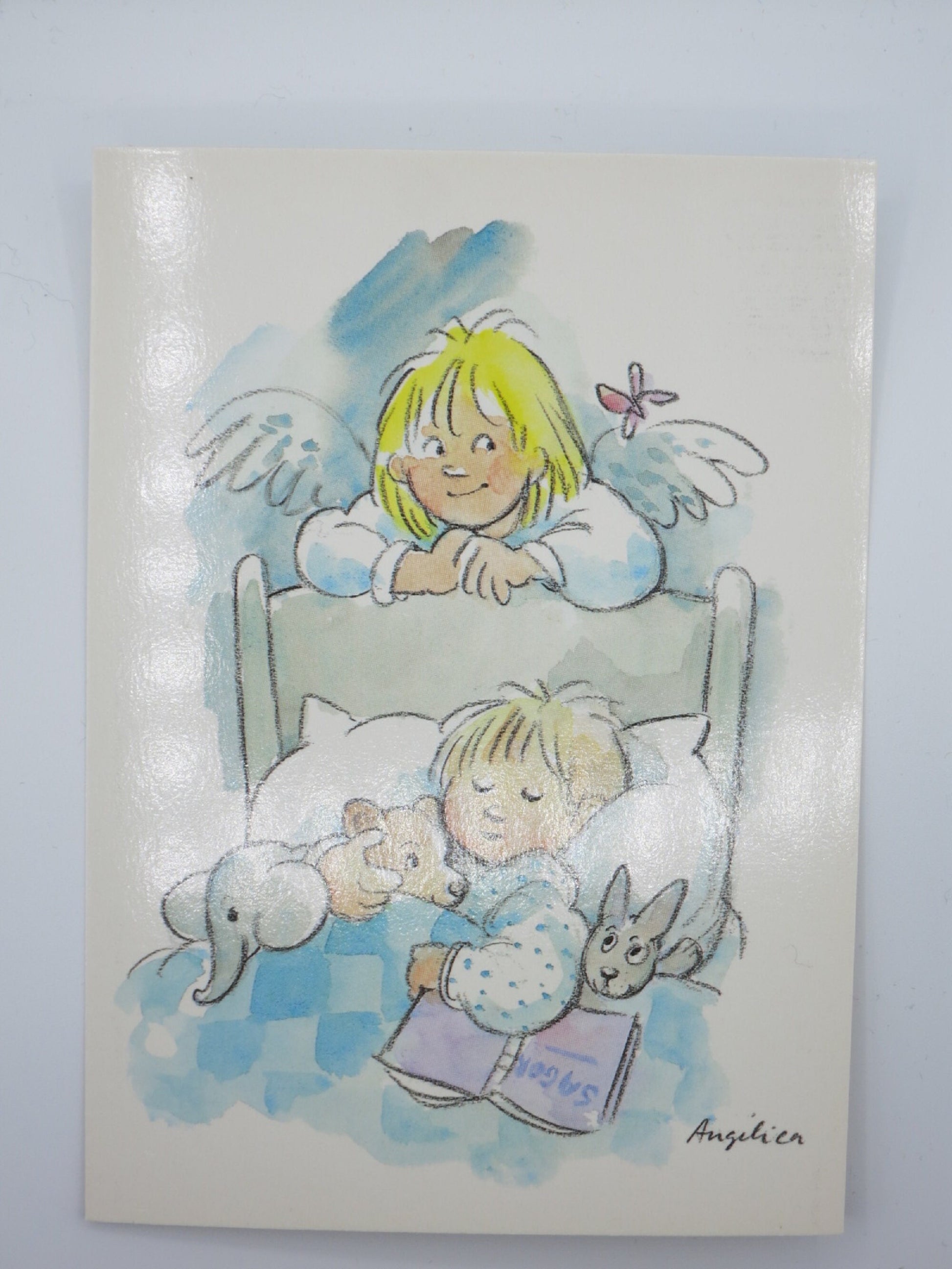Waldorf Postkarte Schutzengel von Angelica Serrano-Punell mit Engel und schlafendem Kind mit Kuscheltieren