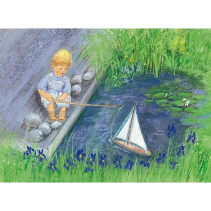 Waldorf Postkarte Segelbootfahrt von Marjan van Zeyl mit Kind und Spielzeug-Segelboot am Teich mit Schwertlilien